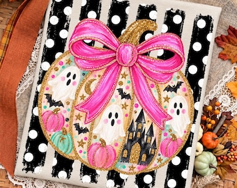 Pode incluir: Uma impressão em tela retangular com uma abóbora grande decorada com um laço rosa brilhante, fantasmas brancos, morcegos pequenos, estrelas douradas e um castelo preto. O fundo consiste em listras verticais pretas com bolinhas brancas.