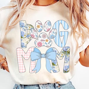 Mamá de perro preppy floral PNG, Floral azul, Rayas, Flor de mamá perro PNG, Regalo para amantes de los perros, Mamá abuela millennial, Día de la Madre PNG, Letras a mano