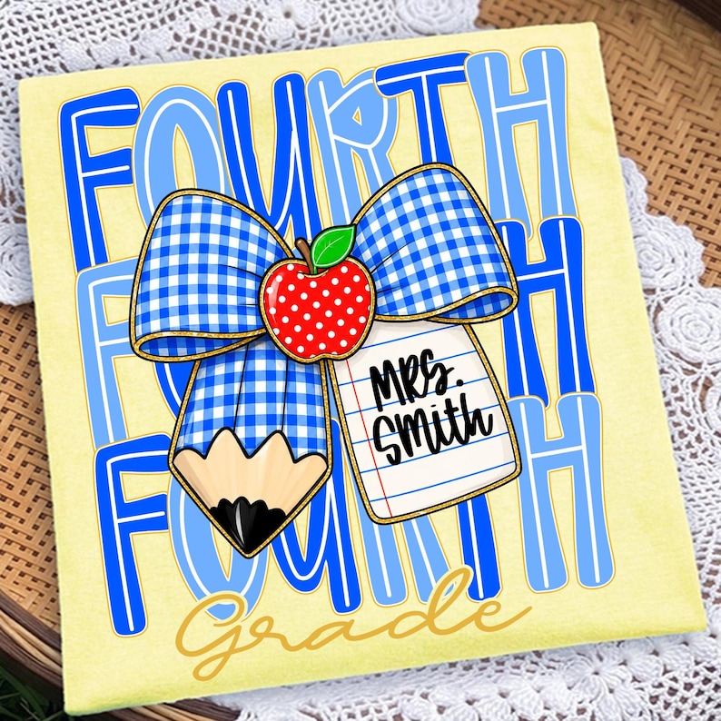 Pu&ograve; includere: Una maglietta gialla con un design di Quarta Elementare. Il design include testo blu, un fiocco a quadretti, una mela rossa e una matita. Il testo "Mrs. Smith" &egrave; su un blocco note. La parola "Grade" &egrave; in oro.
