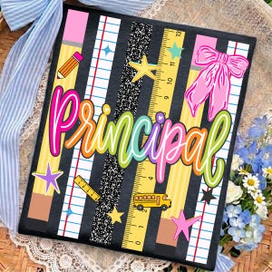 以下が含まれることがあります： カラフルな筆記体でPrincipalと書かれた長方形の看板。背景にはノートの紙、白黒の斑点模様、黄色い鉛筆、黄色い定規の縦縞が描かれています。ピンクのリボンとスクールバスのイラストが含まれています。