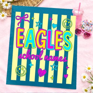 Puede incluir: Un letrero a rayas turquesa y amarillo con la palabra "EAGLES" en letras rosas, amarillas y azules brillantes. El letrero tambi&eacute;n incluye las palabras "school names" en escritura rosa, junto con varios elementos decorativos como estrellas, corazones y caras sonrientes.