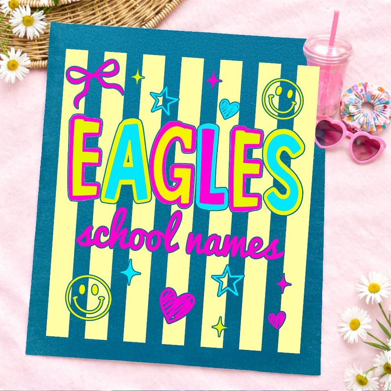 Puede incluir: Un letrero a rayas turquesa y amarillo con la palabra "EAGLES" en letras rosas, amarillas y azules brillantes. El letrero tambi&eacute;n incluye las palabras "school names" en escritura rosa, junto con varios elementos decorativos como estrellas, corazones y caras sonrientes.