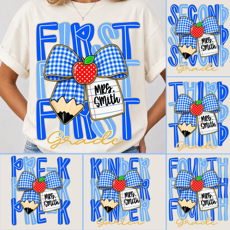 Pu&ograve; includere: T-shirt color crema con fiocco a quadretti blu e bianco, mela rossa e grafica a matita. La maglietta dice "First Grade" in blu, con "Mrs. Smith" su un blocco note. Altre magliette mostrano "Second", "Third", "Pre-K", "Kindergarten" e "Fourth" grade.