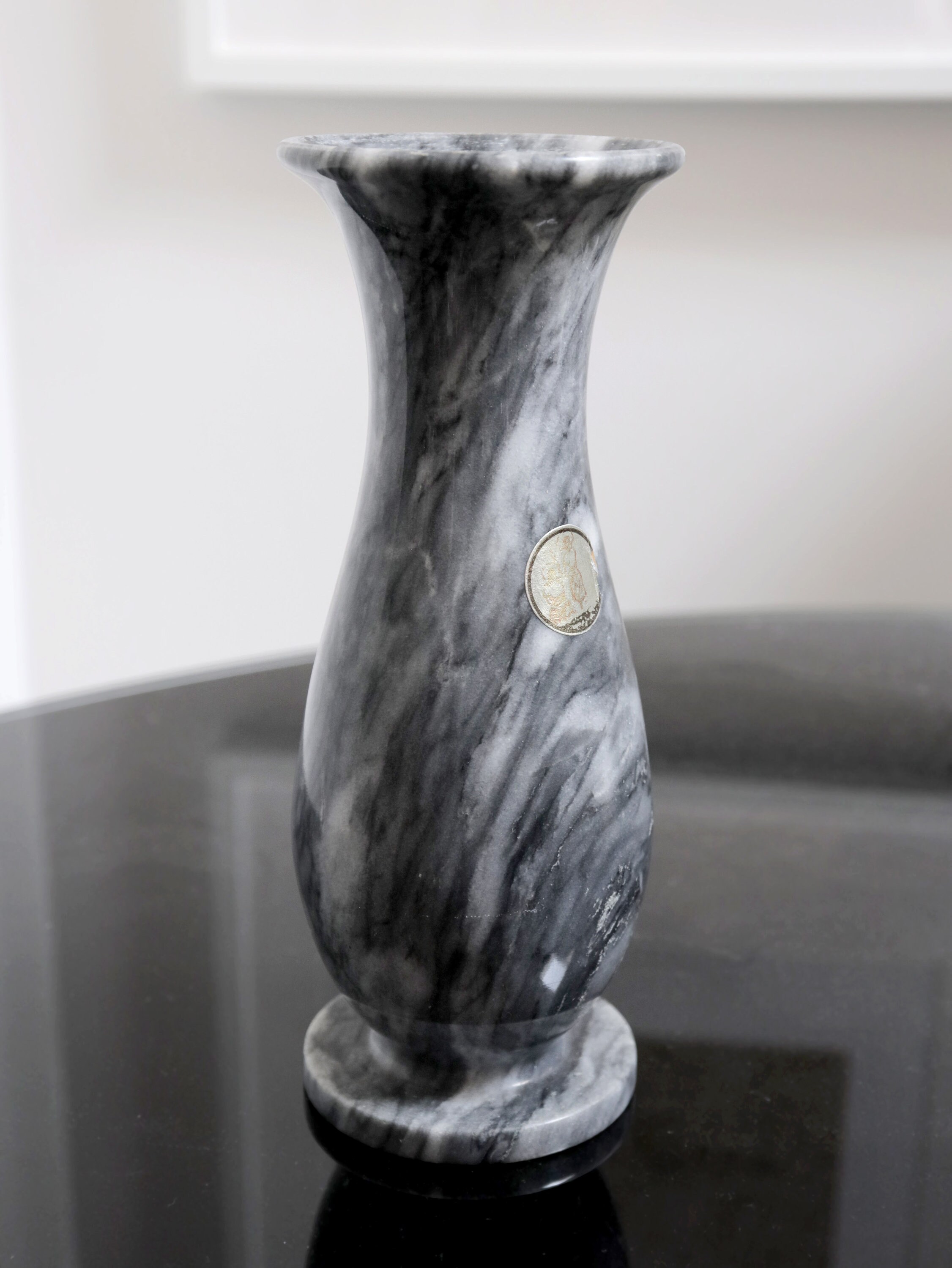 ヴィンテージ 8 インチ グレー 彫刻 石花瓶、黒と白の縞模様、ミッド