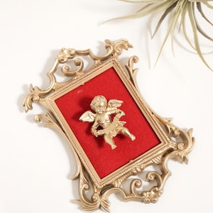 Vintage verzierte Goldgerahmte Cherub Engel Puppe Schattenbox, viktorianische Galerie Wandbehang, extravaganter Maximalist Filigraner Rahmen, Gothic Raumdekor