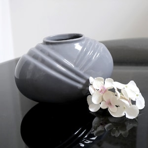 Vintage kleine Art Deco Ovale Keramikvase, 80er Jahre, Grau glänzend, Midcentury Modern Home Decor, Geometrische Schalenform, minimaler drapierter V-Ausschnitt