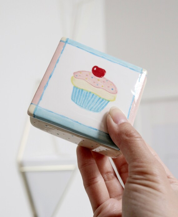 Vintage Birthday Cupcake Ceramic Trinket Box w/ C… - image 2