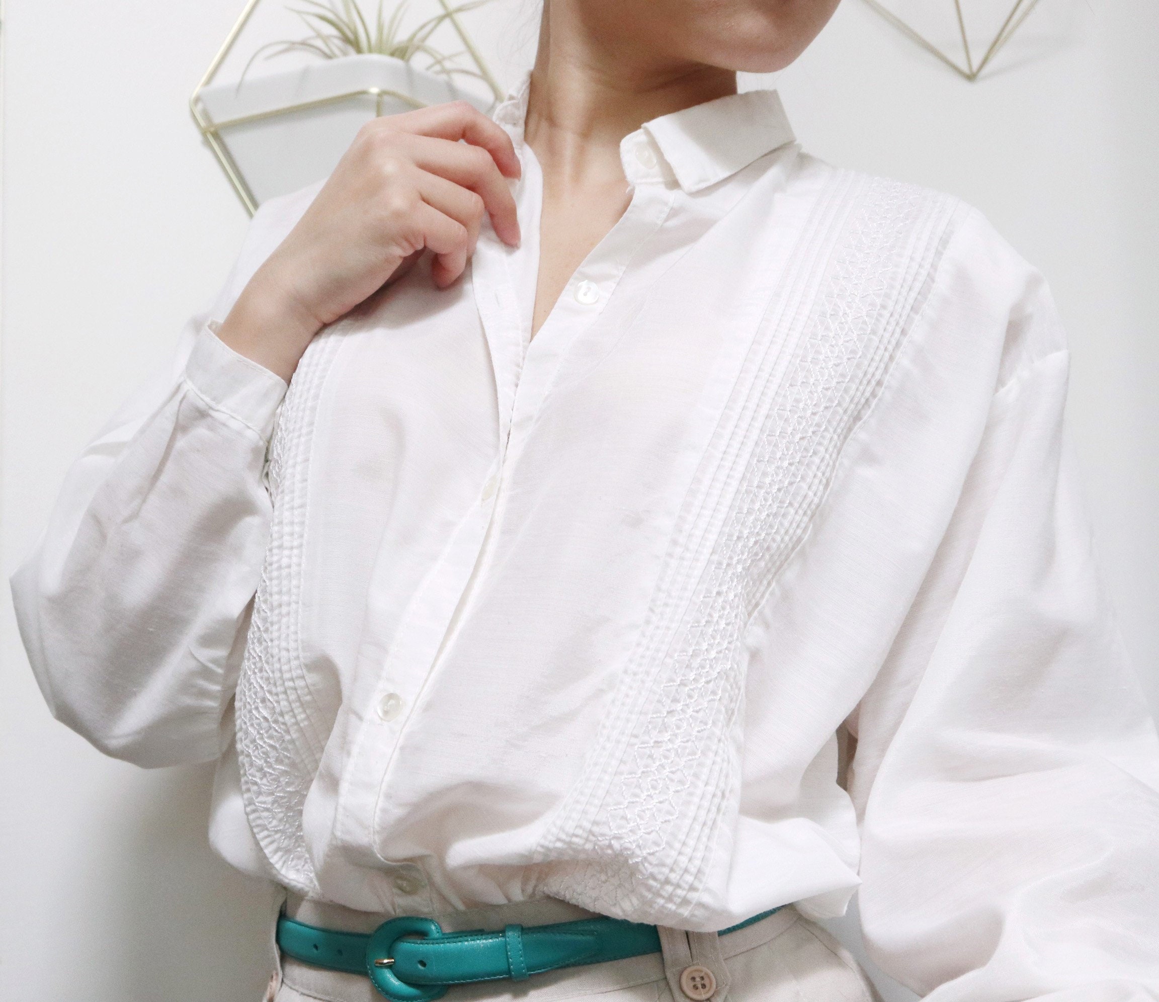 a plain white t shirt