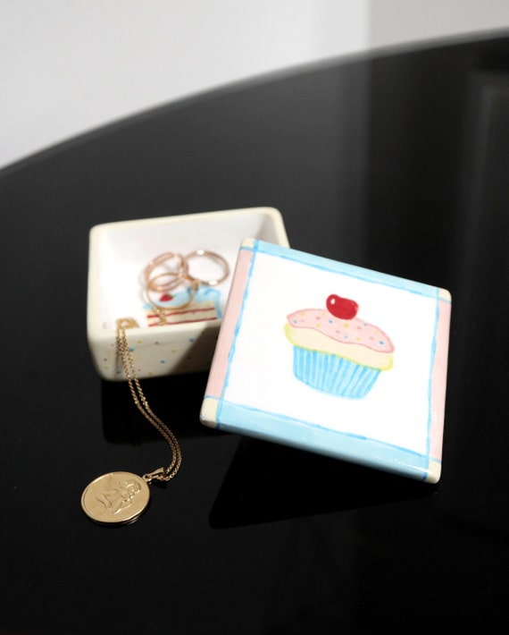 Vintage Birthday Cupcake Ceramic Trinket Box w/ C… - image 1