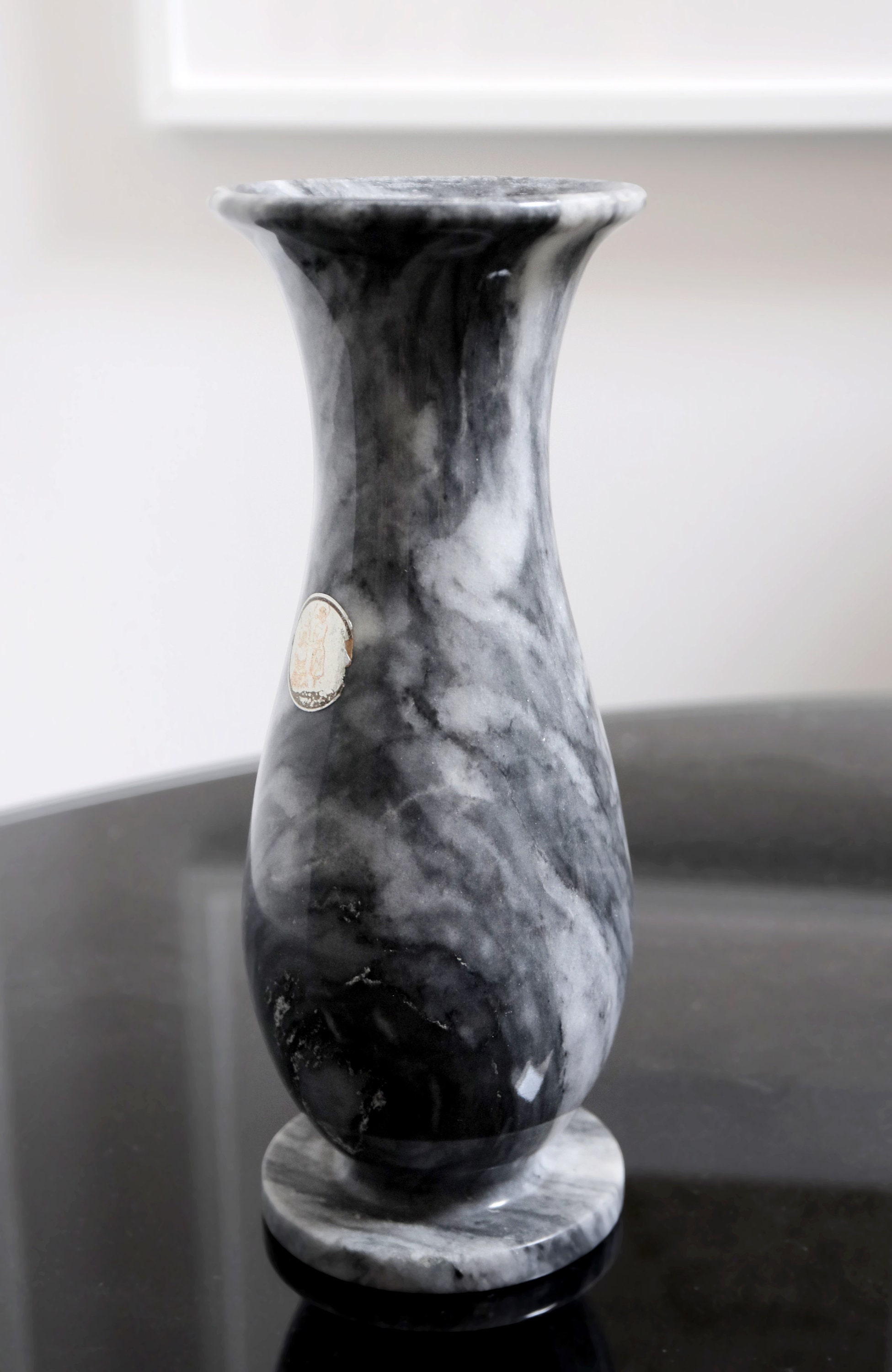 ヴィンテージ 8 インチ グレー 彫刻 石花瓶、黒と白の縞模様、ミッド