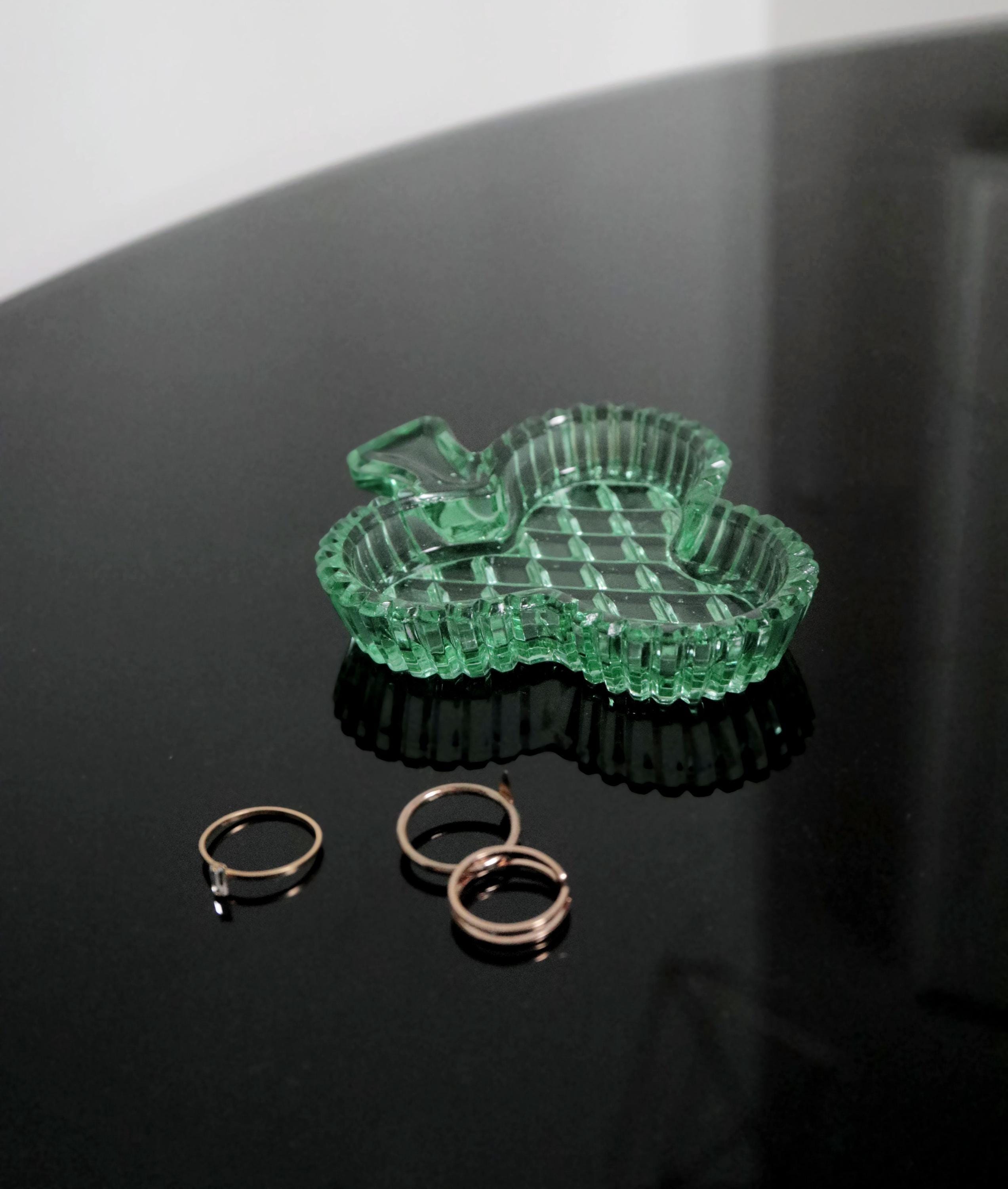ヴィンテージクラブ型グリーンガラス灰皿、テクスチャード加工の小物 