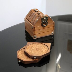 Vintage Holz & Kork Untersetzer, 8er-Set mit Tragegestell, Messing-Löwenkopf-Türklopfer-Verzierung, mittelalterliches Dekor, Gothic-Schatzkiste