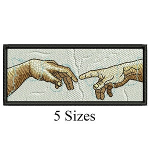 Puede incluir: Parche bordado con la icónica obra de arte "La Creación de Adán" de Miguel Ángel. El parche representa dos manos que se acercan la una a la otra, una de Dios y otra de Adán. El parche está enmarcado con un borde negro y tiene un fondo blanco.