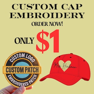 Peut inclure: Un écusson brodé rond avec une bordure noire et dorée, portant le texte CUSTOM LOGO, CUSTOM PATCH et EMBROIDERED PATCH, à côté d'une casquette rouge avec un cœur doré et le texte Mrs. Hickman, avec le texte CUSTOM CAP EMBROIDERY.