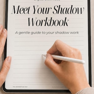 以下が含まれることがあります： Meet Your Shadow Workbook, A gentle guide to your shadow workというタイトルのワークブックが表示されたデジタルタブレット。下部にはThe Momentum WayとAlejandra Martinsの文字があり、画面には書き込み用の罫線入り用紙が表示されています。
