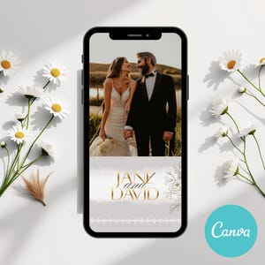 Könnte beinhalten: Ein Smartphone zeigt eine Hochzeitseinladung mit den Namen "Jane und David" in goldener Schrift. Das Bild zeigt ein Brautpaar, Gänseblümchen und ein Canva-Logo.