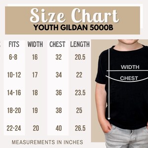 K&ouml;nnte beinhalten: Gr&ouml;&szlig;entabelle f&uuml;r Gildan 5000B T-Shirts f&uuml;r Kinder, mit Ma&szlig;en in Zoll f&uuml;r Brustumfang, Breite und L&auml;nge. Die Gr&ouml;&szlig;en reichen von XS bis XL, mit entsprechenden Altersgruppen und Ma&szlig;en.