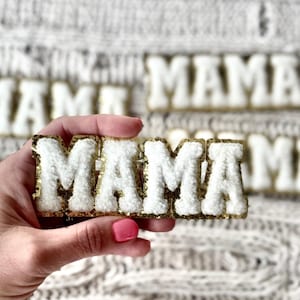 Mama Iron on Patch Branco Ouro Clássico Minimalista Bolsa de Maquiagem Transfer Chapéu Pronto para Pressionar Aplicação de Calor Chenille Nova Carta de Mãe Mamãe