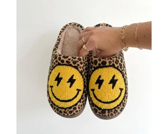 Leopard Print Smiley Face Slippers Women Cozy Plush House Shoes Fuzzy Indoor Slippers Cute Animal Print Comfy Gift for Her Teen College Gift