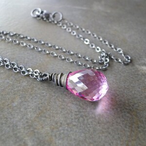 Roze Topaz draad gewikkeld ketting op een geoxideerd zilver ketting