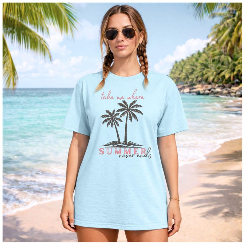 Pu&ograve; includere: T-shirt azzurra con la scritta "take me where" sopra una grafica di due palme e le parole "SUMMER never ends". La maglietta &egrave; realizzata in materiale morbido, ideale per una vacanza estiva.