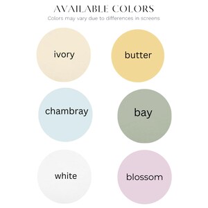 Pu&ograve; includere: Immagine che mostra una tavolozza di colori con sei campioni circolari. I colori sono avorio, burro, chambray, baia, bianco e fioritura. Il testo in alto recita "COLORI DISPONIBILI" e "I colori possono variare a causa delle differenze negli schermi."