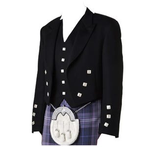 Peut inclure: Une veste de kilt noire avec des boutons argentés et un gilet assorti. La veste a une fermeture à double boutonnage et un col montant. Le gilet a un col en V et est porté sur une chemise blanche. Le kilt est un vêtement écossais traditionnel en tissu tartan.