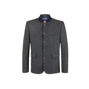Könnte beinhalten: Ein dunkelgrauer Blazer mit Stehkragen und vier Knöpfen. Der Blazer hat zwei Pattentaschen und einen kontrastierenden blauen Kragen.