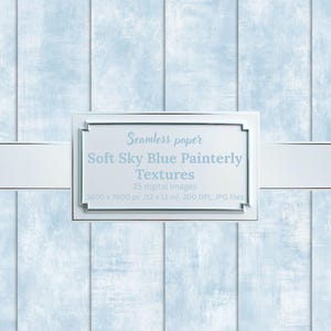 Può includere: Immagine digitale con texture azzurra e pittorica, con effetto venatura del legno verticale. Un'etichetta rettangolare bianca con bordo argentato mostra il testo "Seamless paper Soft Sky Blue Painterly Textures". Dimensioni: 3600 x 3600 px, 30,48 x 30,48 cm, 300 DPI.