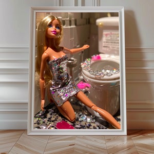Lalka Party Girl, zabawny nadruk łazienkowy | Preppy Pink Print, estetyka Y2K, dziewczęca sztuka, sztuka na wózku barowym | dziewczęca dekoracja artystyczna