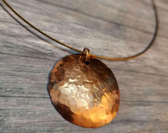 Gehamerde koperen hanger, cirkelvormige schijf koepelvormige statementketting, lichtgewicht, groot