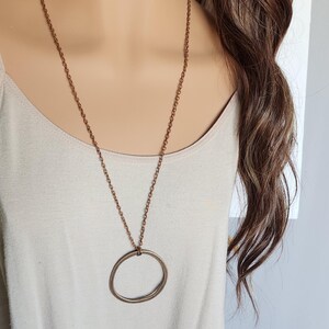 Lange antieke koperen cirkelketting: rustieke boho-hanger afbeelding 6