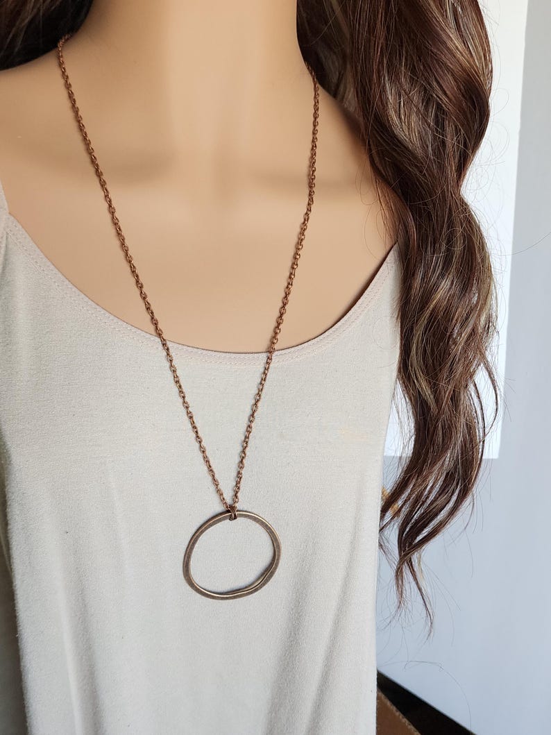 Lange antieke koperen cirkelketting: rustieke boho-hanger afbeelding 6