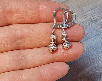Kleine zilveren oorbellen, druppeloorbellen met kleine kraaltjes, Boho Tiny Treasures