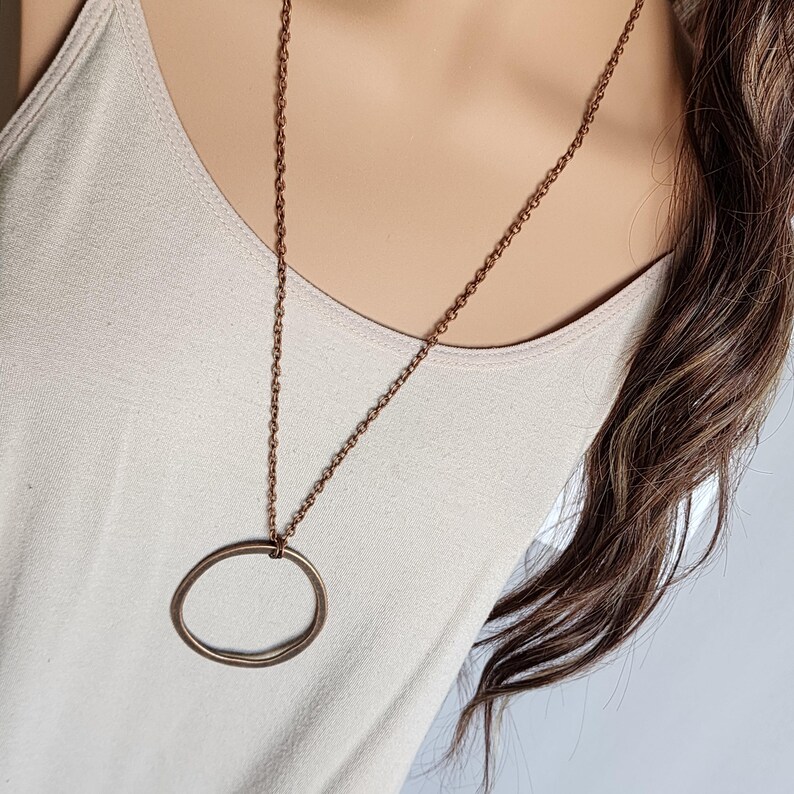 Lange antieke koperen cirkelketting: rustieke boho-hanger afbeelding 5