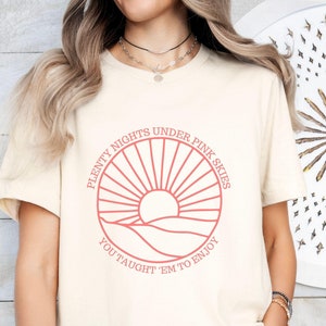 Camiseta Pink Skies Camiseta de música country Regalo para occidentales Camiseta con letras de country Camiseta de gira de conciertos Camiseta rosa con puesta de sol Regalo para adolescentes