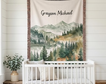 Coperta personalizzata per la cameretta del bambino con motivo bosco e montagna, con nome del neonato, tessuta, arazzo ad acquerello con foresta, ricordo per neonato, regalo a tema natura per bambino.