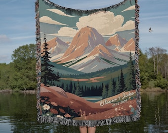 Coperta personalizzata con motivo di fiori selvatici di montagna del Parco Nazionale, cognome, regalo di nozze, per coppie amanti della vita all'aria aperta, in cotone intrecciato, ideale per l'anniversario.