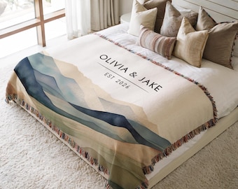 Coperta personalizzata in cotone intrecciato con motivo montagna, ideale come ricordo per il secondo anniversario di matrimonio, con nomi personalizzati e data di fondazione.