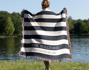 Coperta personalizzata per casa al mare in cotone a righe blu navy con nome personalizzato, decorazione costiera, casa vacanze a Nantucket, cognome, regalo per la famiglia