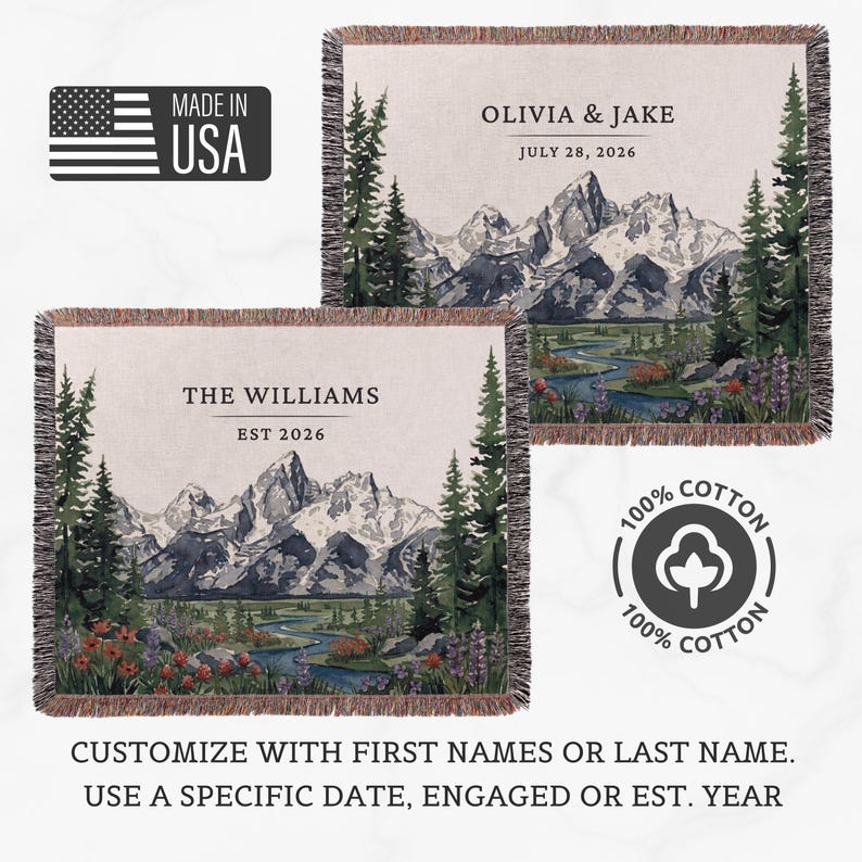 Peut inclure: Deux couvertures jet&eacute;es en coton tiss&eacute; repr&eacute;sentant un paysage de montagne avec des pins, une rivi&egrave;re et des fleurs sauvages. L'une affiche OLIVIA & JAKE JULY 28, 2026, l'autre THE WILLIAMS EST 2026. Les deux ont des bords &agrave; franges.