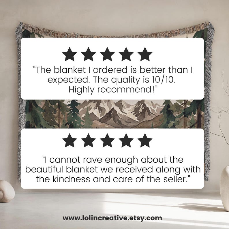 Peut inclure: Un plaid tiss&eacute; pr&eacute;sentant un paysage de montagnes et de for&ecirc;t avec des bords &agrave; franges. Deux encadr&eacute;s blancs superpos&eacute;s affichent chacun cinq &eacute;toiles noires et le texte : The blanket I ordered is better than I expected. The quality is 10/10. Highly recommend! et I cannot rave enough about the beautiful blanket we received along with the kindness and care of the seller.