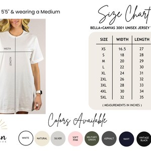 Puede incluir: Tabla de tallas para una camiseta de punto unisex, que muestra las medidas de ancho y largo en pulgadas para las tallas XS a 5XL. La tabla est&aacute; etiquetada como "Bella+Canvas 3001 Unisex Jersey Tee". Los colores disponibles son blanco, natural, plateado, rosa suave, verde militar, asfalto, azul marino y negro vintage.
