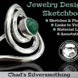 Può includere: Un anello d'argento con una pietra preziosa verde incastonata al centro. L'anello ha un design unico con più cerchi sovrapposti. L'immagine è tratta da uno sketchbook di design di gioielli con il titolo "Jewelry Design Sketchbook" e un elenco di funzionalità: schizzi e foto, link a video, liste di materiali e annotazioni.