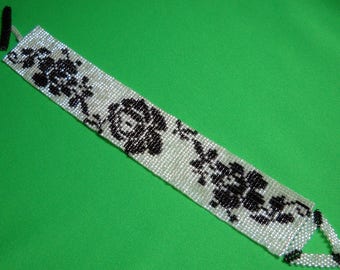 Filet Rose Bracelet Black n White Pattern - Loom