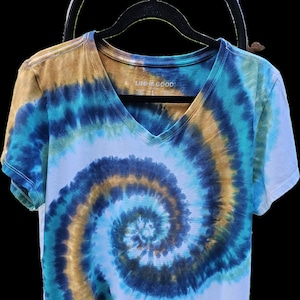 L Women&#39;s Life is Good Crusher &quot;Bahama Swirl&quot; Tie Dye V-Neck Relaxed-Fit Cotton T-shirt Short-Sleeve