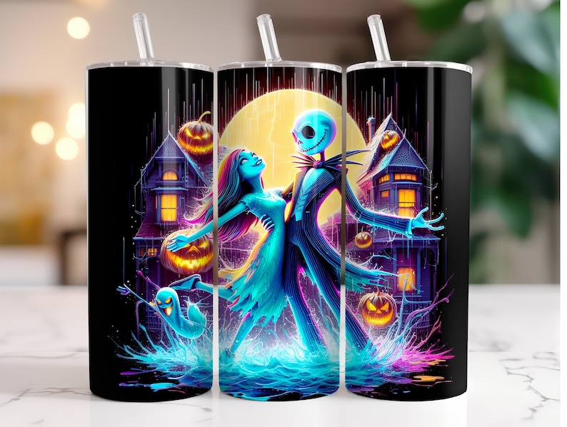 Puede incluir: Un vaso negro con una vibrante ilustraci&oacute;n de Jack Skellington y Sally bailando frente a una luna llena, con casas embrujadas y calabazas. El dise&ntilde;o tiene acentos en azul ne&oacute;n, morado y naranja, ideal para Halloween.