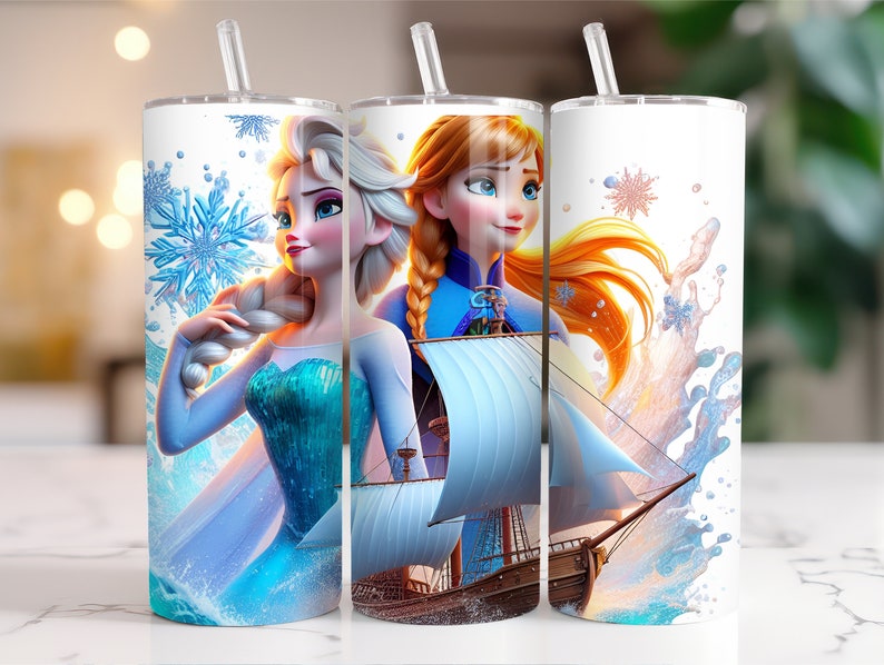 以下が含まれることがあります： 白い背景に、ディズニー映画「アナと雪の女王」のキャラクター、エルサとアナの画像が描かれたステンレス製のタンブラー3つ。タンブラーには、青と白の雪の結晶のデザインと、水の上を航海する船が描かれています。