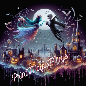 Puede incluir: Una ilustraci&oacute;n digital de Jack Skellington y Sally de la pel&iacute;cula Pesadilla antes de Navidad. Est&aacute;n de pie frente a un pueblo de Halloween espeluznante con una luna llena en el fondo. El texto "Print Magic Mugs" est&aacute; en primer plano.