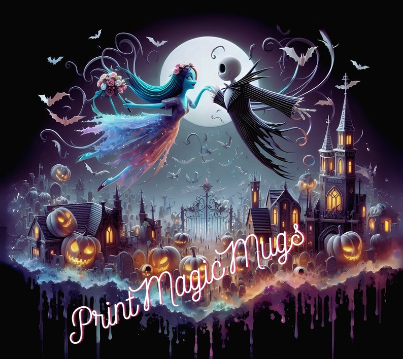 Puede incluir: Una ilustraci&oacute;n digital de Jack Skellington y Sally de la pel&iacute;cula Pesadilla antes de Navidad. Est&aacute;n de pie frente a un pueblo de Halloween espeluznante con una luna llena en el fondo. El texto "Print Magic Mugs" est&aacute; en primer plano.